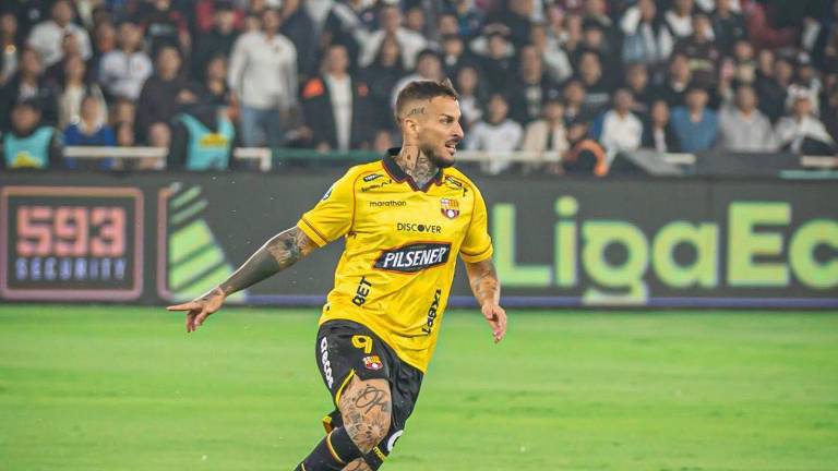 DarÍo Benedetto disputando el partido frente a Liga de Quito por LigaPro 2026.