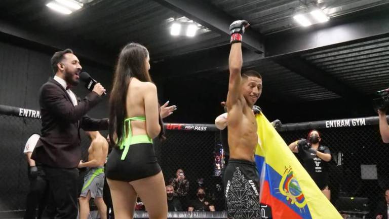 El ecuatoriano Christian Rivas gana el enfrentamiento co-estelar de UWC 32 por TKO y se acerca al título de peso gallo