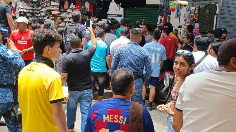 Asesinan a un hombre en la Bahía, sector comercial de Guayaquil, frente a decenas de comerciantes y transeúntes