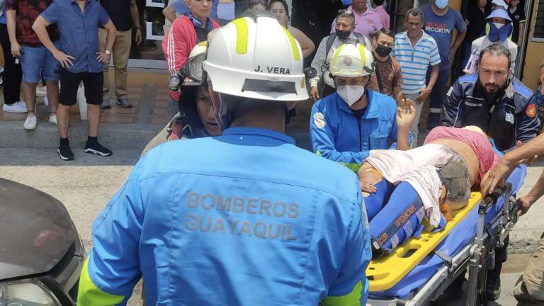 Mujer intentó quitarse la vida al lanzarse de un edificio en Guayaquil, pero sobrevivió