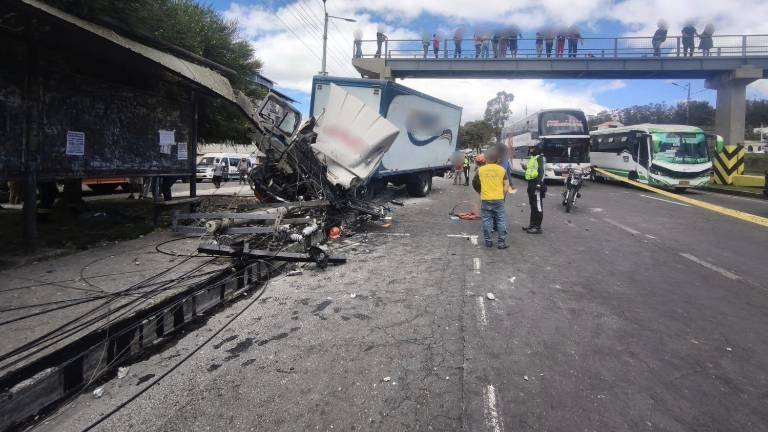 Fotografía que muestra al camión siniestrado junto a la parada de buses afectada.