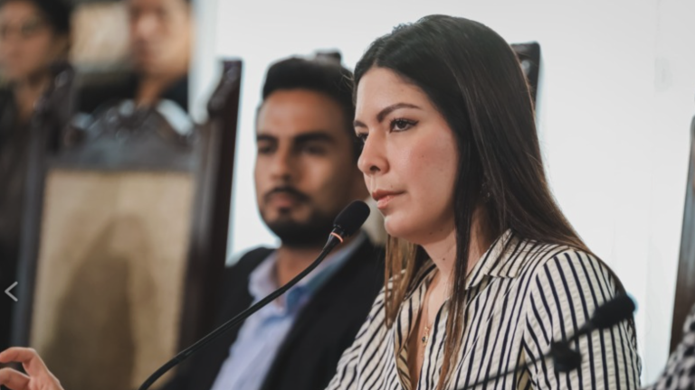 “Vamos a defender la autonomía local. El aeropuerto le pertenece a la ciudad de Guayaquil, manifestó Tatiana Coronel.