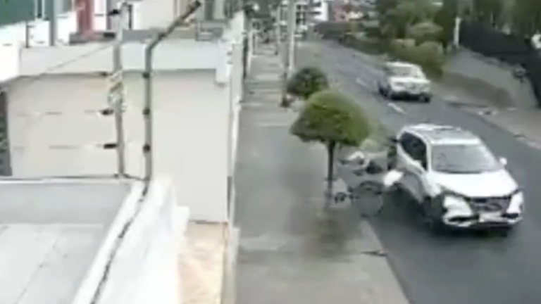 Quito: conductor embistió a un ciclista y huyó del lugar, dejando a la víctima en el piso