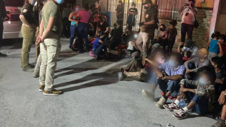 Hallan a 648 migrantes, entre ellos ecuatorianos, hacinados en autobuses y viviendas de México