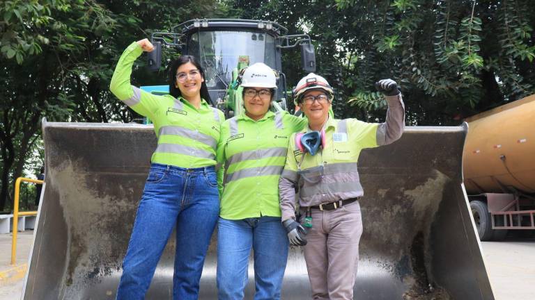 Trabajadoras de Holcim Ecuador rompiendo estereotipos con sus actividades laborales.