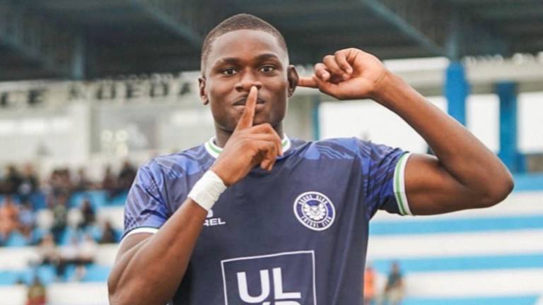 Klever Caicedo celebrando el gol que marcó con Búhos ULVR frente a Guayaquil FC en 2024.