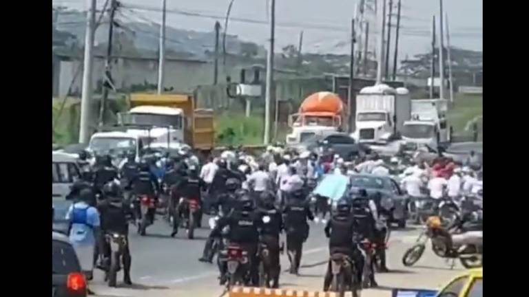 VIDEOS | Protesta en la Penitenciaría: caravana de motos y presos en los techos reclaman traslado de alias Fito