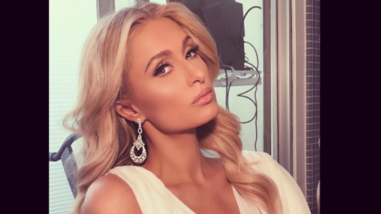 A sus 36 años, Paris Hilton promociona su línea de lencería