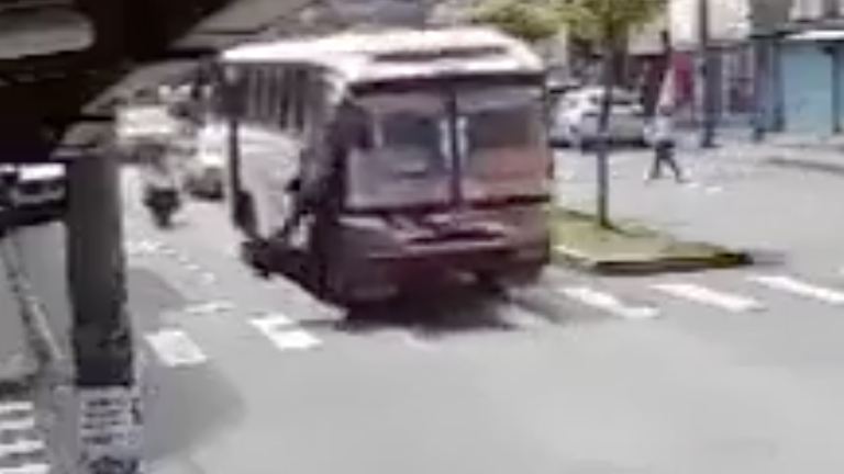 VIDEO | Adulto mayor fue empujado por el controlador de un bus en el Valle de los Chillos