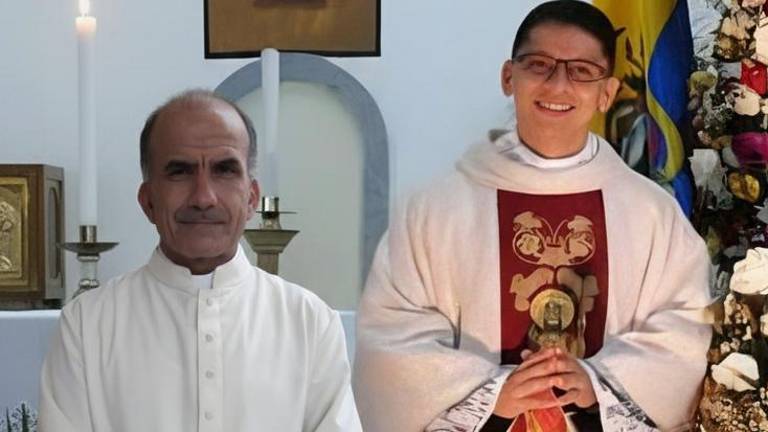 P. Alfonso Avilés (izq.) y P. Pedro Anzoátegui (der.). Tras años de fiel servicio, entregaron su vida en un heroico acto de caridad pastoral en Playas. Su sacrificio es consideraado un testimonio vivo de fe.