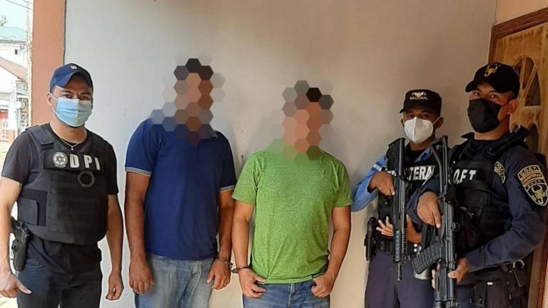 Detuvieron de manera flagrante a dos sujetos cuando transportaban ilegalmente a tres ecuatorianos.