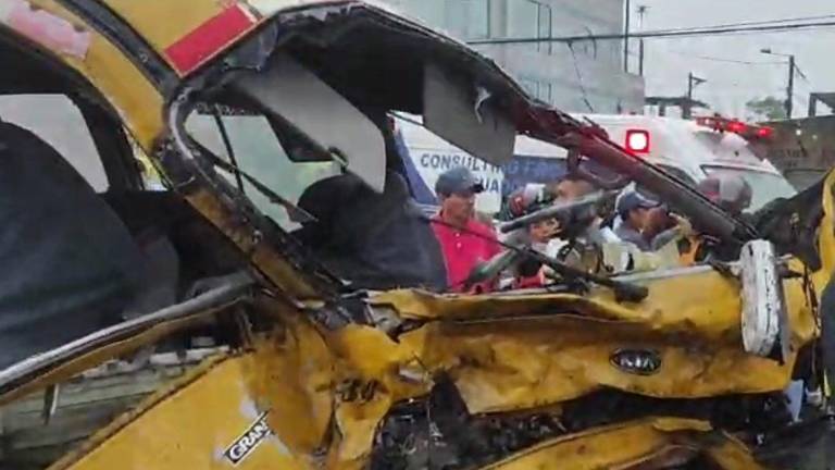Conductor ebrio ocasiona trágico accidente contra bus escolar en Santo Domingo: hay muertos y heridos