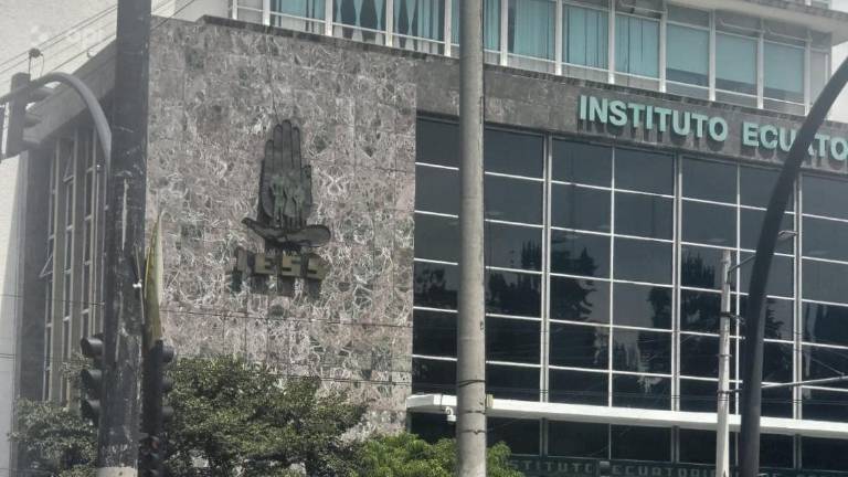 Gobierno afirma que las transferencias al IESS crecieron un 91%: ¿a cuánto asciende la deuda estatal?