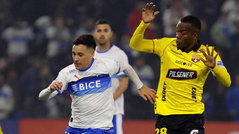 Fernando Zuqui y Jhonny Quiñónez disputando el partido de la fecha cinco por la Copa Libertadores.
