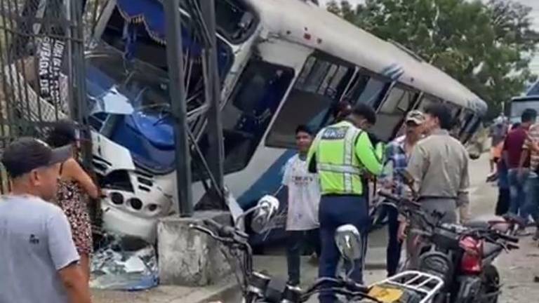 Choque de bus deja dos heridos en la vía Perimetral, en el norte de Guayaquil