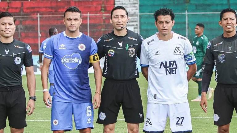 Capitanes de ambos clubes antes de comenzar el partido.