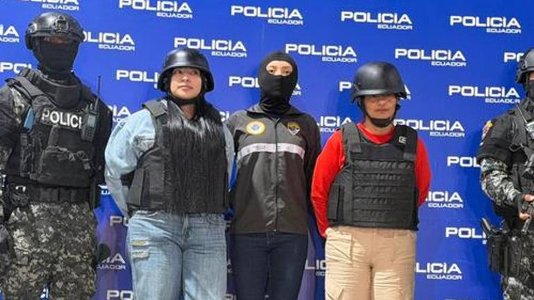 Esposa e hija de alias Fito llegan a Ecuador tras ser expulsadas de Colombia: serán llevadas a La Roca