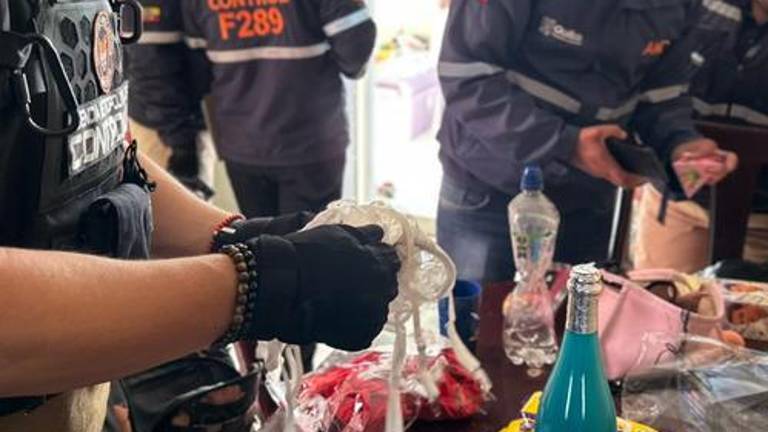 Agentes de la AMC durante un operativo de control en Quito.