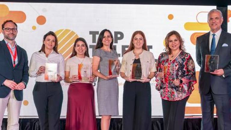 Representantes de empresas premiadas por Revista Vistazo y Merco Ecuador en el evento Top Talent Brands.