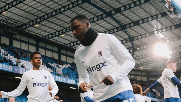 Moisés Caicedo calentando previo al partido frente al Manchester United por Premier League.