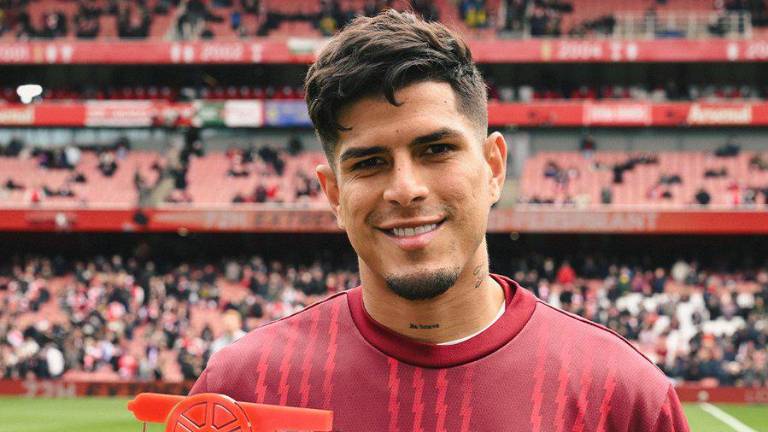 Piero Hincapie junto a su premio de Jugador del Mes de febrero del Arsenal.