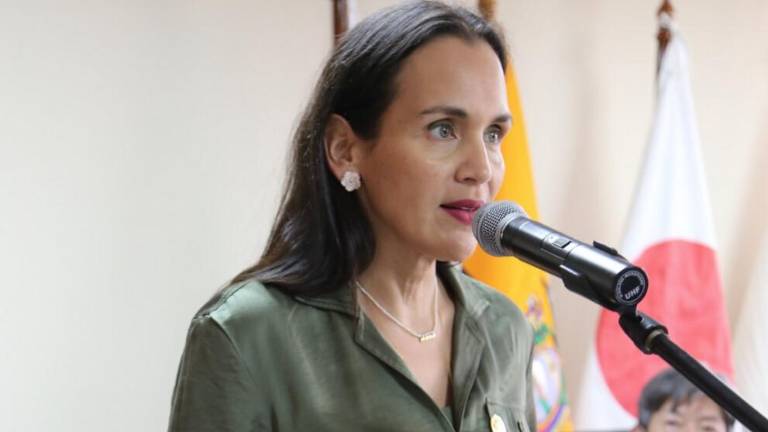 Inés Manzano descarta apagones en Ecuador y atribuye cortes a eventos climáticos