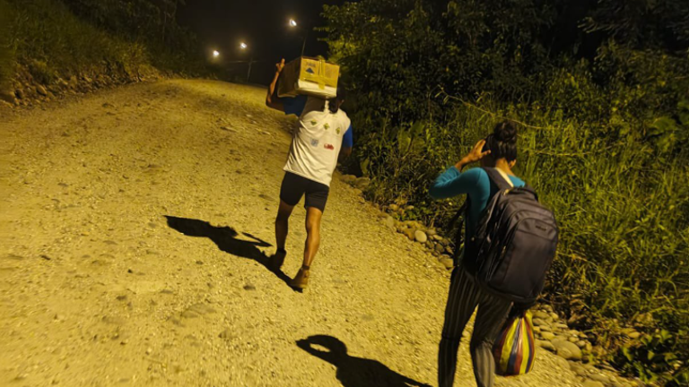 Imagen de la caja de cartón donde es transportada la bebé fallecida.