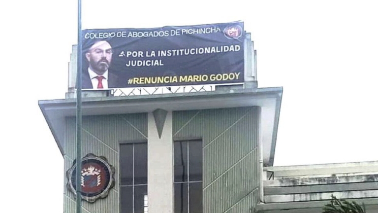 Cartel instalado en lo alto de la sede del Colegio de Abogados de Pichincha.