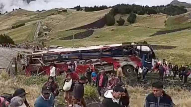 Al menos una docena de fallecidos se reporta en un accidente de un bus en Simiátug, en Bolívar
