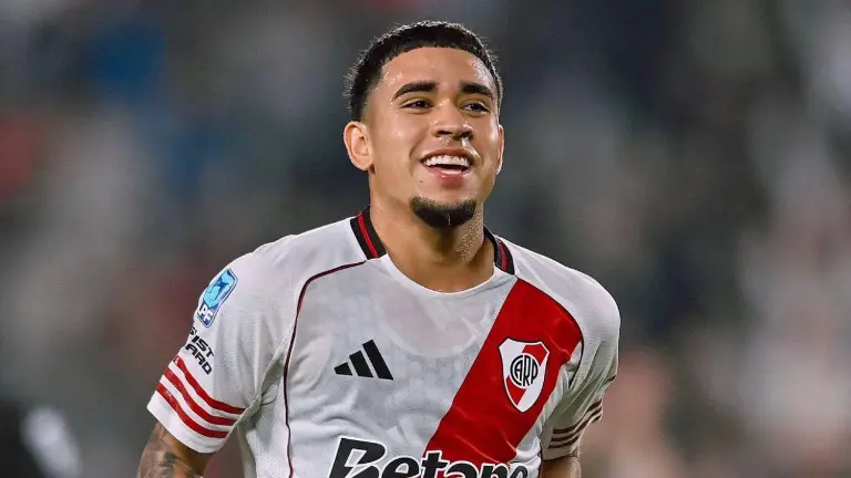 Kendry Páez celebrando su primer gol con la camiseta de River Plate.