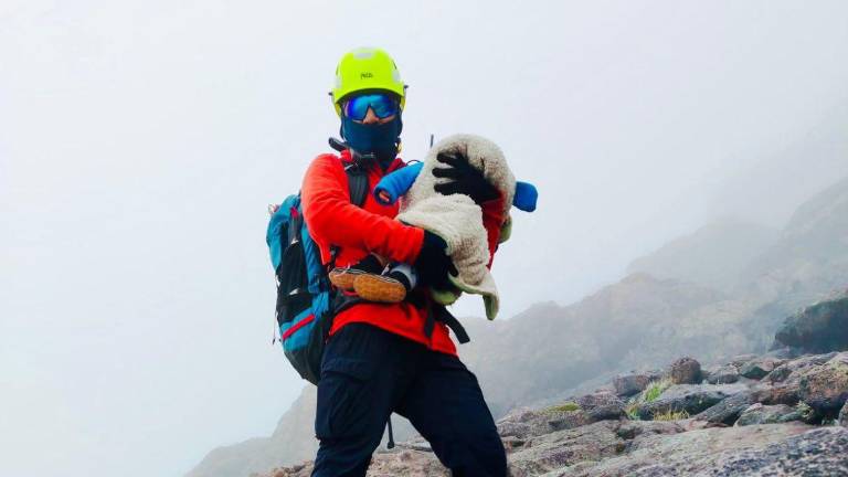Así descubrieron a una madre que subía el volcán Cayambe junto a su bebé