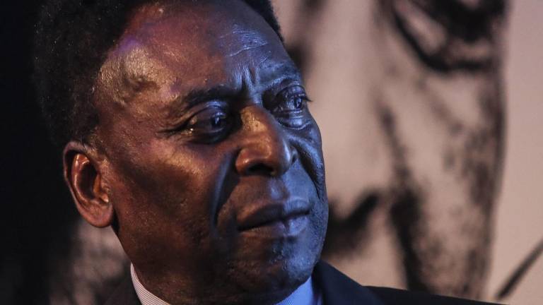 Adiós al rey Pelé: la promesa de un niño que jugaba fúbtol descalzo y terminó ganando 3 mundiales