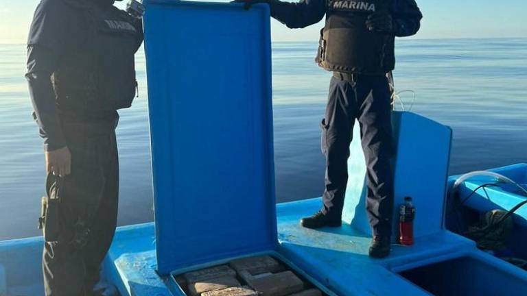Armada y Policía capturan a dos sujetos a bordo de una lancha con drogas, cerca de Galápagos