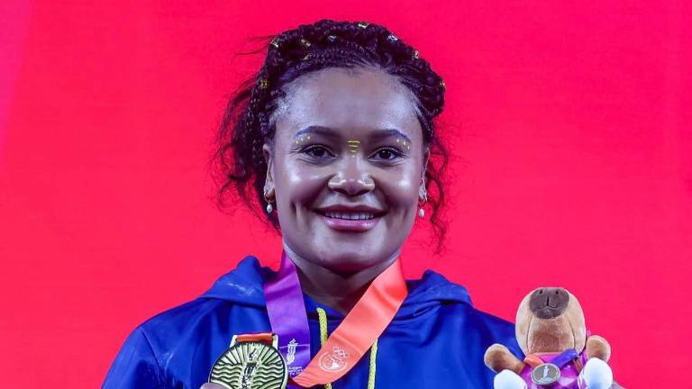 Neisi Dajomes celebrando con la medalla de oro en los Juegos Suramericanos Sante Fe 2026.