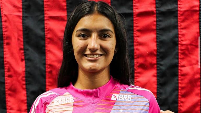 Domenica Palacios siendo presentada con el Flamengo.