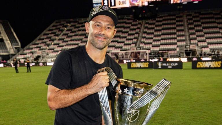 Javier Mascherano junto al título de la MLS Cup.