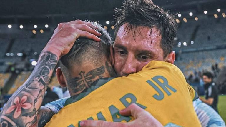 Neymar Jr abrazando a Lionel Messi en la final de la Copa América 2021.