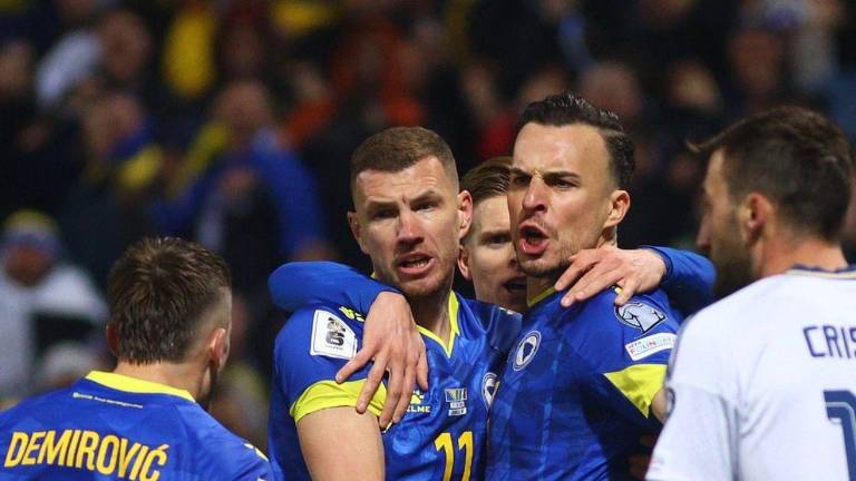 Jugadores de Bosnia celebran el gol del empate ante Italia al minuto 79.