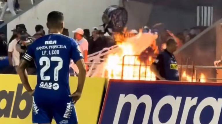 Luis Fernando León, capitán de Emelec, observando el incendio provocado en el Estadio Christian Benítez Betancourt.