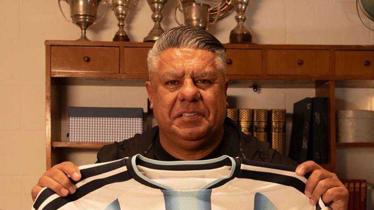 Claudio “Chiqui” Tapia sosteniendo la nueva camiseta de la selección argentina para el Mundial 2026.