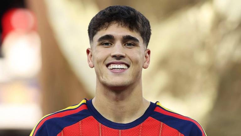 Pau Cubarsí con el trofeo del Mejor Jugador Joven del Mundial 2026.