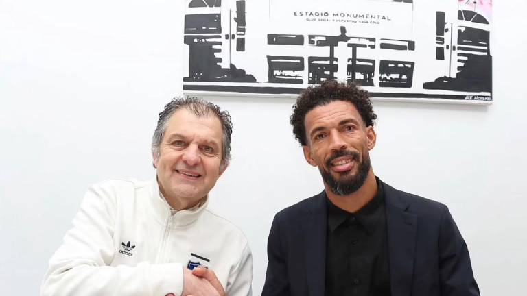 Aníbal Mosa, presidente de Colo Colo, junto a Vozinha, portero de la selección de Cabo Verde.
