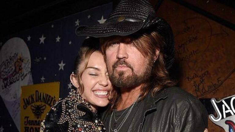 La estrella del pop dedicó unas palabras en su cuenta de Instagram para afirmar su gratitud a más personas, entre las cuales tampoco estaba Billy Cyrus.