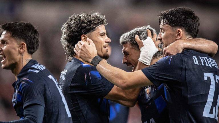 Uruguay golea a Corea del Sur y consigue el primer triunfo del ciclo de Diego Forlán