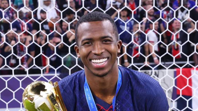 Willian Pacho junto al trofeo de la Copa Intercontinental 2025.