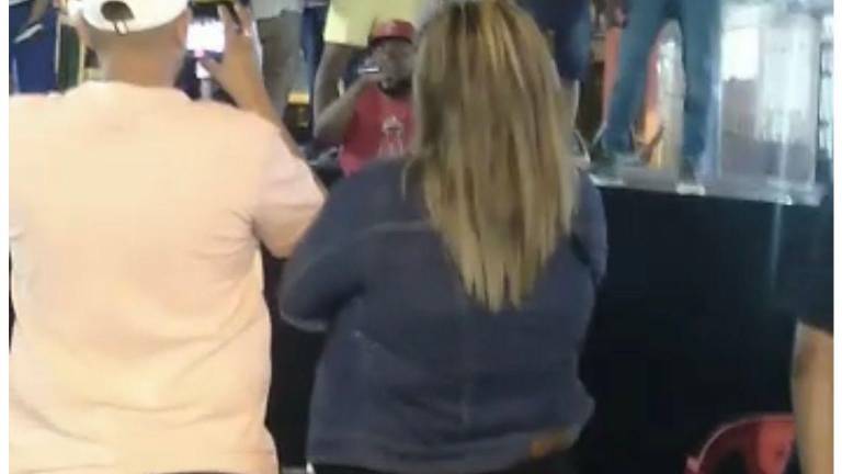 VIDEO: Policía investiga si las armas de festejo navideño en Guayaquil son reales