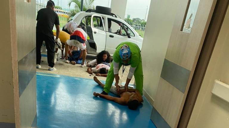 En el hospital se confirmó la muerte de tres hombres.
