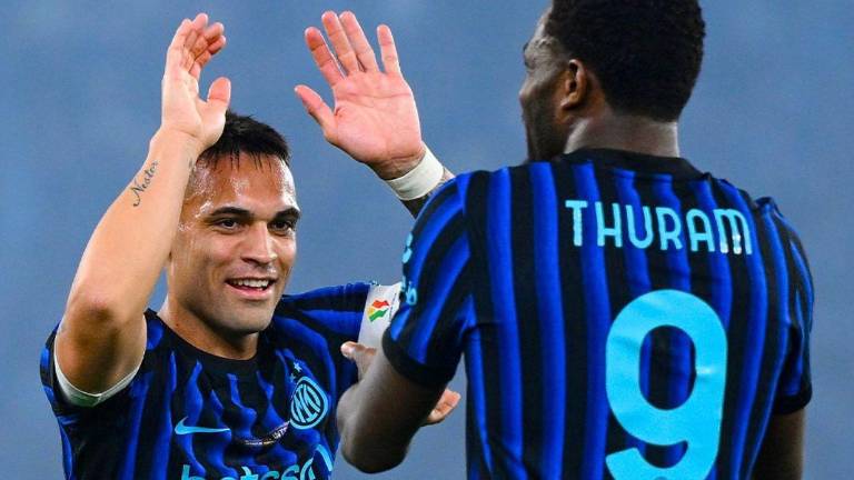 Lautaro Martínez y Marcos Thuram celebrando el gol anotado a la Lazio en la final de la Copa Italia