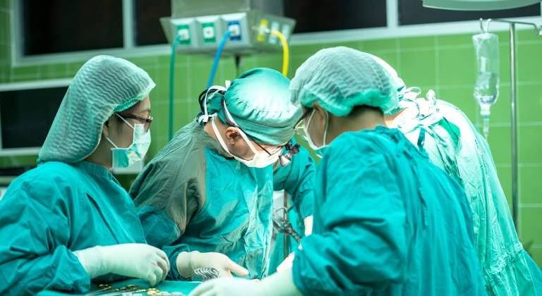 Por irregularidades, la Senescyt anula títulos de varios cirujanos