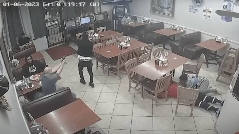 VIDEO: En Texas, cliente de un restaurante abatió a un sujeto que estaba asaltando el local